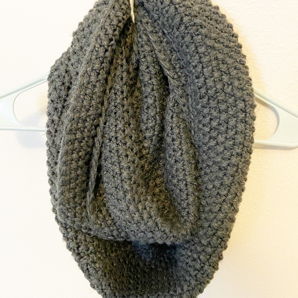 Old Navy knobby knit infinity scarf unisex